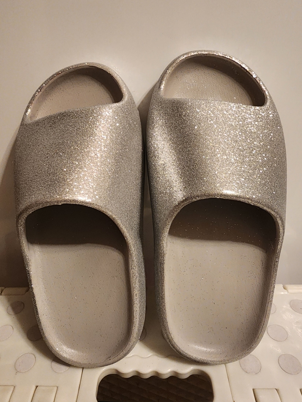NIB SZ 6 BAMBOO SILVER GLITTER SLIDES SANDALS.